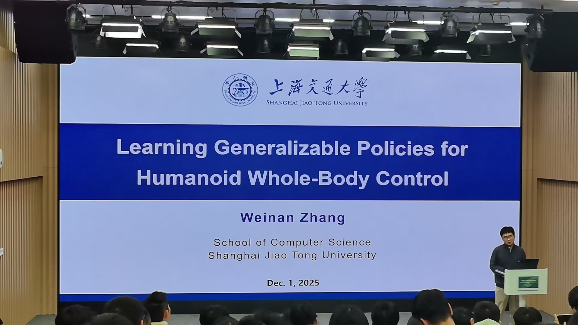 Sutton讲座当天会场张伟楠同学做演讲:Learning Generalizable Policies for Humanoid Whole-Body Control