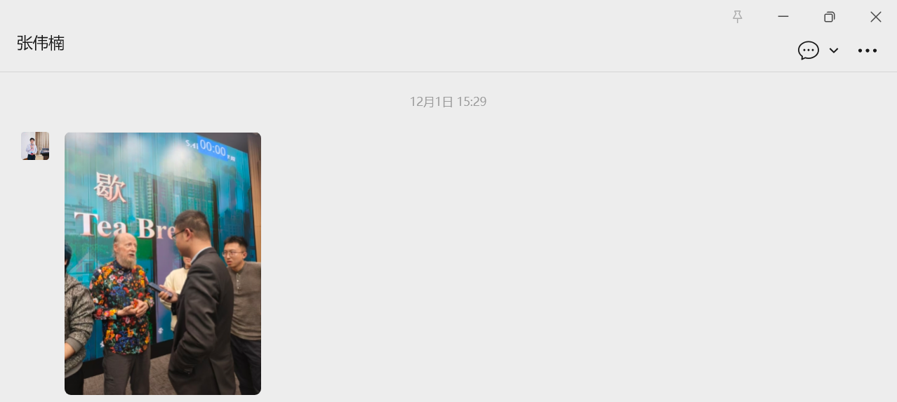 张伟楠同学热心为我拍下和Sutton学术讨论的合照